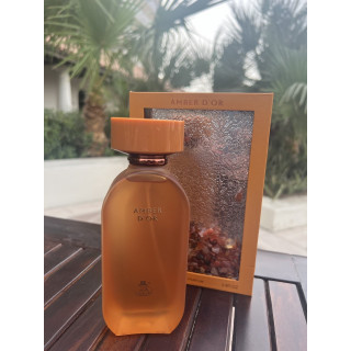 Amber D'OR 100 ml — product in een gestileerde setting; zeer nabije close-up; op een houten oppervlak; meest nabije kadrering