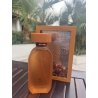 Amber D'OR 100 ml — product in een gestileerde setting; zeer nabije close-up; op een houten oppervlak; meest nabije kadrering