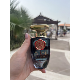 Al QUBAH EDP 100 ml — товар в стилизованной композиции; очень крупный план; на открытом воздухе; самый широкий кадр