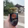 Al QUBAH EDP 100 ml — товар в стилизованной композиции; очень крупный план; на открытом воздухе; самый близкий кадр