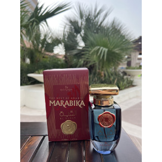 Lattafa Perfume Al QUBAH EDP 100 ml — товар в стилизованной композиции; очень крупный план; среди зелени; самый близкий кадр