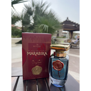 Lattafa Perfume Al QUBAH EDP 100 ml — товар в стилизованной композиции; очень крупный план; среди зелени; самый широкий кадр