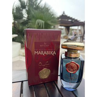 Lattafa Perfume Al QUBAH EDP 100 ml — товар в стилизованной композиции; очень крупный план; на деревянной поверхности