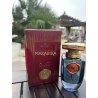 Lattafa Perfume Al QUBAH EDP 100 ml — товар в стилизованной композиции; очень крупный план; на деревянной поверхности