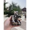 Paris Spectre Ghost EDP 100 ml — Produkt in inszenierter Umgebung; sehr nahe Detailaufnahme; im Freien; engster Bildausschnitt