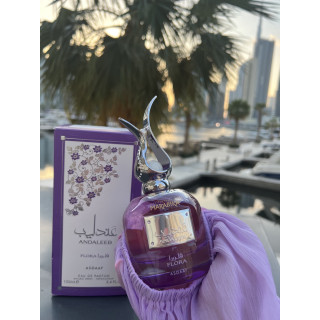 Lattafa Perfume Andaleeb Flora EDP 100 ml — produkt i en stiliseret opstilling; meget tæt nærbillede; blandt grønne planter