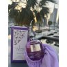 Lattafa Perfume Andaleeb Flora EDP 100 ml — produkt i en stiliseret opstilling; meget tæt nærbillede; blandt grønne planter