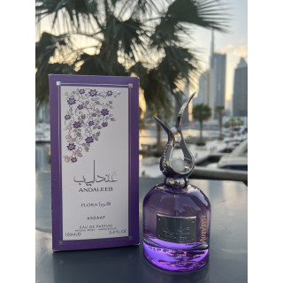 Andaleeb Flora EDP 100 ml — produkt i en stiliseret opstilling; meget tæt nærbillede; på hvid baggrund; bredeste udsnit