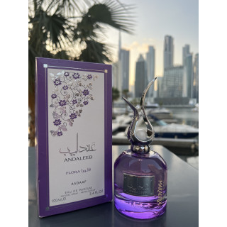 Andaleeb Flora EDP 100 ml — produkt i en stiliseret opstilling; meget tæt nærbillede; på hvid baggrund; tætteste udsnit