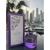 Andaleeb Flora EDP 100 ml — produkt i en stiliseret opstilling; meget tæt nærbillede; på hvid baggrund; tætteste udsnit