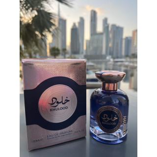 Fragrance World Khulood EDP 100 ml — προϊόν σε στιλιζαρισμένο σκηνικό; πολύ κοντινό πλάνο; σε λευκό φόντο