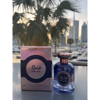 Khulood EDP 100 ml — προϊόν σε στιλιζαρισμένο σκηνικό; πολύ κοντινό πλάνο; ανάμεσα σε πρασινάδα; πιο κοντινό κάδρο