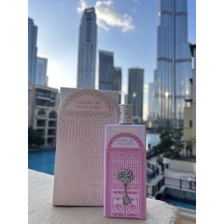 Bab Al Wardi EDP 100 ml — товар в стилизованной композиции; очень крупный план; на открытом воздухе; самый широкий кадр