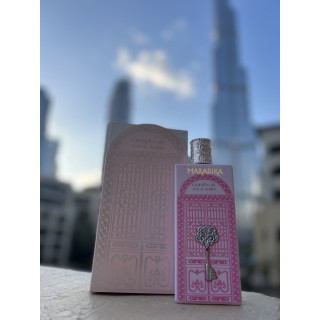 Bab Al Wardi EDP 100 ml — товар в стилизованной композиции; очень крупный план; на открытом воздухе; близкий кадр