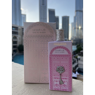 Bab Al Wardi EDP 100 ml — товар в стилизованной композиции; очень крупный план; на открытом воздухе; более широкий кадр