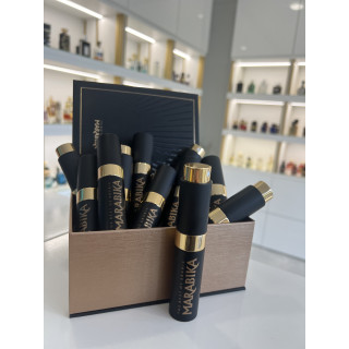 MARABIKA Многоразовый атомайзер для духов 10 ml — витринная коробка с чёрными атомайзерами под углом