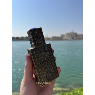 Lattafa Perfume Hamdan 12 ml — produktas stilizuotoje aplinkoje; stambus planas; prie vandens