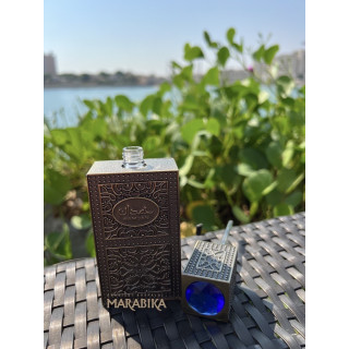 Lattafa Perfume Hamdan 12 ml — produktas stilizuotoje aplinkoje; stambus planas; lauko aplinkoje
