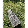 Lattafa Perfume Hamdan 12 ml — produktas stilizuotoje aplinkoje; stambus planas; žalumos apsuptyje; artimiausias kadras