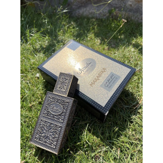 Lattafa Perfume Hamdan 12 ml — produktas stilizuotoje aplinkoje; stambus planas; žalumos apsuptyje; platesnis kadras