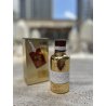 Lattafa Perfume Vurv Craft Oro EDP 100 ml — produkt og emballasje; svært tett nærbilde; på hvit bakgrunn; middels utsnitt