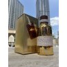 Lattafa Perfume Vurv Craft Oro EDP 100 ml — produkt i en stilisert setting; svært tett nærbilde; utendørs; videste utsnitt