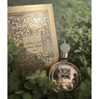 Lattafa Perfume Fakhar Extrait Gold EDP 100 ml — изображение товара; очень крупный план; на белом фоне; самый близкий кадр