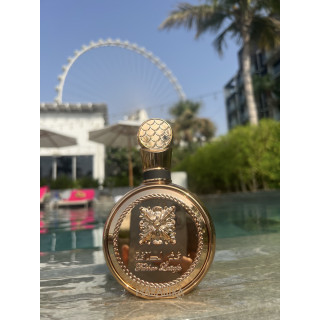 Fakhar Extrait Gold Extrait de Parfum 100 ml — товар в стилизованной композиции; очень крупный план; среди зелени; средний план