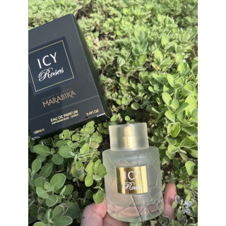 Fragrance World Icy Roses EDP 100 ml — toode stiliseeritud keskkonnas; väga lähivõte; roheluse keskel; lähim kadreering