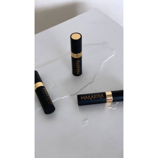 Intro Greatness Oud — три черно-золотых пробника духов MARABIKA с распылителем на мраморной поверхности