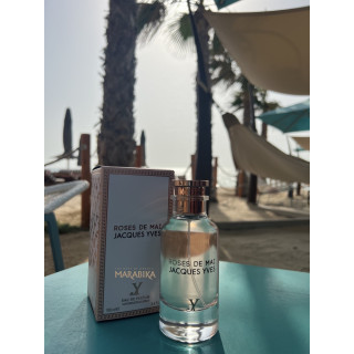 Fragrance World Roses De Mai Jacques Yves EDP 100 ml — produktas stilizuotoje aplinkoje; stambus planas; ant stalo