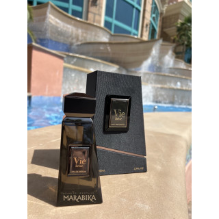 Fragrance World Vie Brise FA Paris EDP 80 ml — товар в стилизованной композиции; очень крупный план; среди зелени