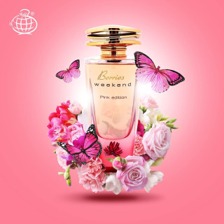 Fragrance World Berries Weekend Pink edition EDP 100 ml — toode stiliseeritud keskkonnas; lähivaade; lilledega