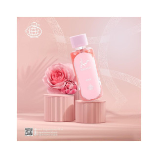 Fragrance World Hayaati Rose EDP 100 ml — товар в стилизованной композиции; очень крупный план; с цветами