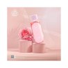 Fragrance World Hayaati Rose EDP 100 ml — товар в стилизованной композиции; очень крупный план; с цветами