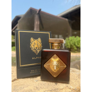 Fragrance World Alpha EDP 100 ml — товар в стилизованной композиции; очень крупный план; на открытом воздухе; самый близкий кадр