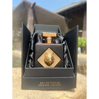 Fragrance World Alpha EDP 100 ml — товар в стилизованной композиции; очень крупный план; на открытом воздухе; самый широкий кадр