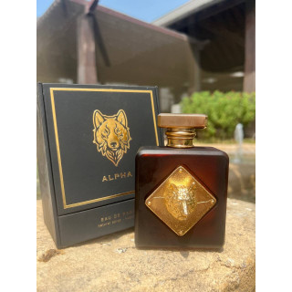 Fragrance World Alpha EDP 100 ml — товар в стилизованной композиции; очень крупный план; на открытом воздухе; средний план