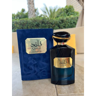 Fragrance World Qa'ed EDP 100 ml — товар в стилизованной композиции; очень крупный план; на белом фоне