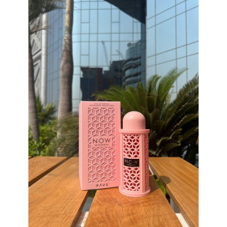 Rave Now Women EDP 100 ml — produktas stilizuotoje aplinkoje; stambus planas; žalumos apsuptyje; plačiausias kadras