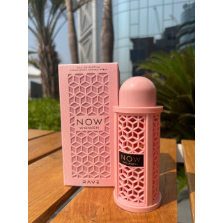 Rave Now Women EDP 100 ml — produktas stilizuotoje aplinkoje; stambus planas; žalumos apsuptyje; artimiausias kadras