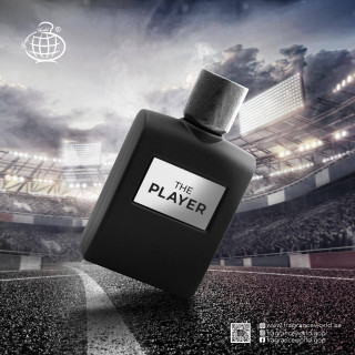 The player EDP 100 ml — товар в стилизованной композиции; очень крупный план; на открытом воздухе; самый близкий кадр