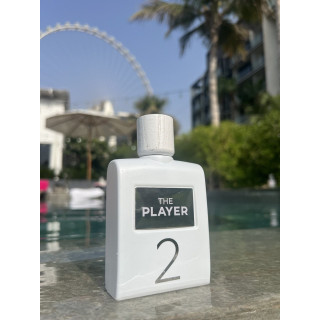 Fragrance World The player 2 EDP 100 ml — товар в стилизованной композиции; очень крупный план; среди зелени