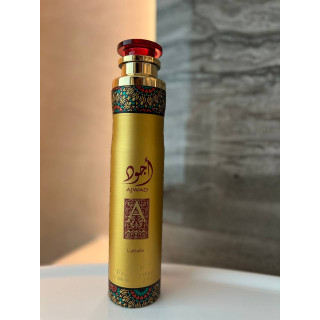 Lattafa Perfume AJWAD 300 ml — productweergave; zeer nabije close-up; op een witte achtergrond; meest nabije kadrering
