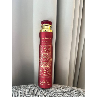 Bade'e Al Oud SUBLIME 300 ml — productweergave; zeer nabije close-up; op een witte achtergrond; ruimste kadrering