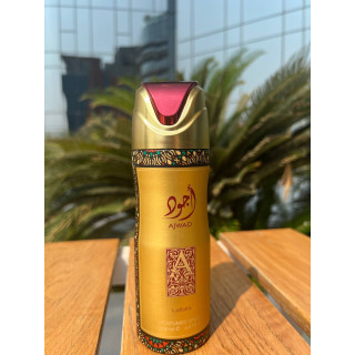 Lattafa Perfume AJWAD 200 ml — товар в стилизованной композиции; очень крупный план; среди зелени; самый широкий кадр