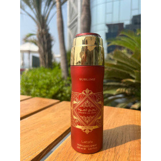 Bade'e Al Oud SUBLIME 200 ml — товар в стилизованной композиции; очень крупный план; среди зелени; самый широкий кадр