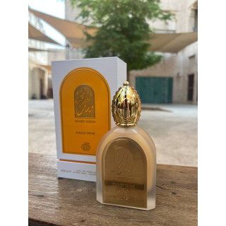Fragrance World Musky Series foggy dusk EDP 100 ml — toode stiliseeritud keskkonnas; väga lähivõte; puitpinnal; lähim kadreering