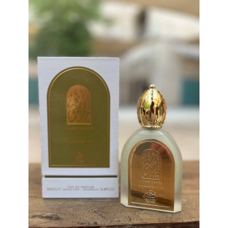 Fragrance World Musky Series murky dawn EDP 100 ml — toode stiliseeritud keskkonnas; väga lähivõte; puitpinnal; laiem kadreering