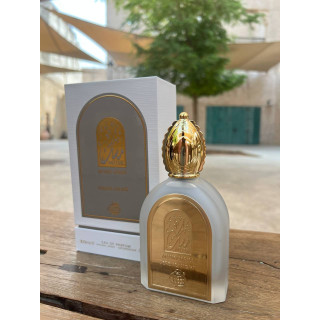 Musky Series Serene Night 100 ml — produkt ve stylizované kompozici; velmi detailní záběr; na dřevěném povrchu; nejbližší záběr